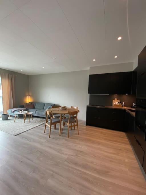 Nice & Cozy Two Bedroom Apartment With A Balcony อาคูเรย์รี ภายนอก รูปภาพ
